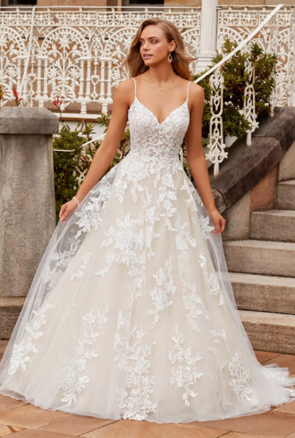 Gaun A-line dengan renda motif bunga yang cantik